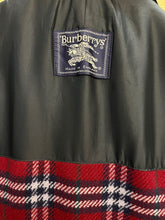 Carica l'immagine nel visualizzatore di Gallery, Impermeabile Burberrys' con fodera in lana - 54