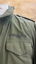 Carica l'immagine nel visualizzatore di Gallery, M65 Field Jacket stencil (Medium/long)