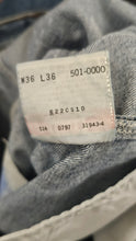 Carica l'immagine nel visualizzatore di Gallery, Levi's 501XX - Made in USA - 43 cm