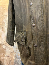 Carica l&#39;immagine nel visualizzatore di Gallery, Barbour Gamefair (2 crest) - Verde - C40/102cm
